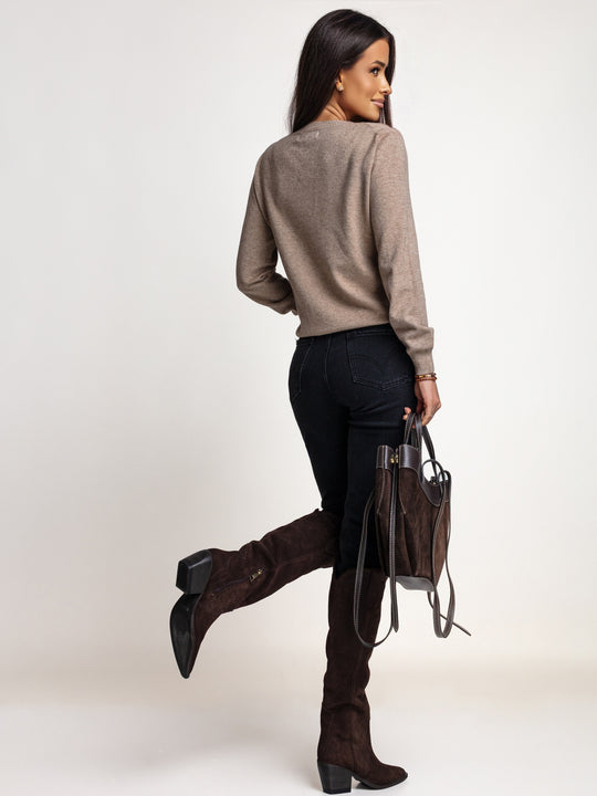 Sweter kaszmirowy OH HONEY DELICATE w kolorze taupe – widok z tyłu na modelce.