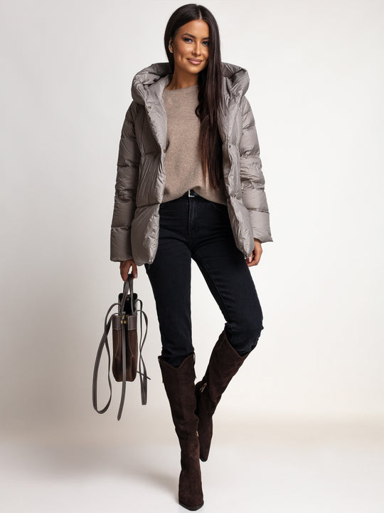 Sweter DELICATE ze 100% kaszmiru w kolorze taupe pod rozpiętą pikowaną kurtką, z ciemnymi jeansami i kozakami.