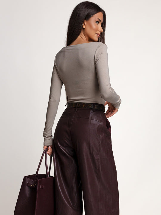 SOFT BASIC w kolorze taupe — widok bluzki z tyłu i z boku, dopasowany fason i długie rękawy.