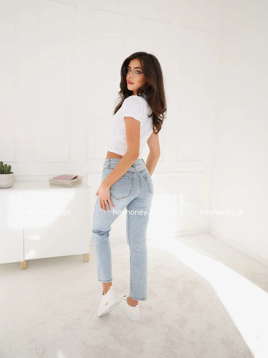 Spodnie Jeansowe Mom Fit z haftem kwiatowym Jasnoniebieskie DAISY CHARM