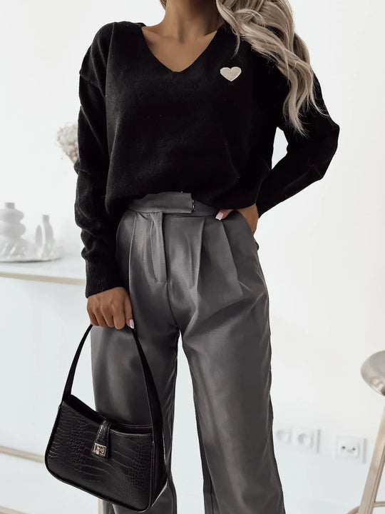 Sweter z dekoltem w serek z serduszkiem Czarny CUTE