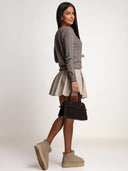 Sweter taupe OH HONEY PURE ze 100% wełny merino – widok z tyłu i z boku na modelce, długie rękawy i prążkowane mankiety.