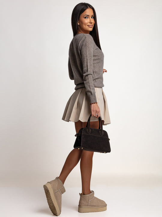 Sweter taupe OH HONEY PURE ze 100% wełny merino – widok z tyłu i z boku na modelce, długie rękawy i prążkowane mankiety.