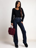 Granatowe jeansy wide leg MIDERA z wysokim stanem – widok z przodu w stylizacji z czarnym swetrem.