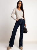 Granatowe jeansy wide leg MIDERA w stylizacji z jasnym swetrem – cała sylwetka z przodu.