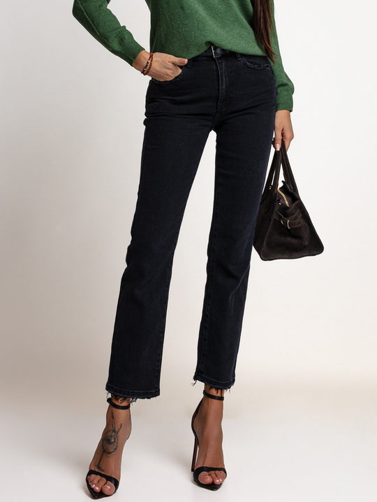Zbliżenie czarnych jeansów MONTANA z przodu – kieszenie, wysoki stan i proste nogawki z surowym wykończeniem.