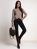 Sweter OH HONEY DELICATE taupe w stylizacji z ciemnymi jeansami i brązowymi kozakami – cała sylwetka z przodu.