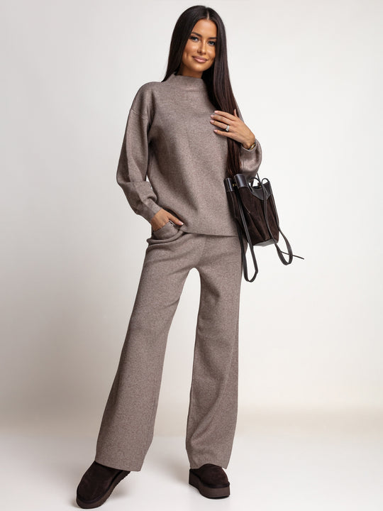 SOFT MOMENT taupe na modelce od przodu – sweter noszony na wierzchu i szerokie spodnie z bocznymi kieszeniami.