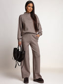OH HONEY SOFT MOMENT taupe – komplet z wełną i TENCEL, sweter z przodu wsunięty w spodnie z szerokimi nogawkami.
