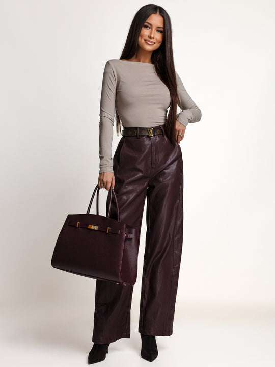 Bluzka SOFT BASIC taupe w stylizacji z burgundowymi spodniami — cała sylwetka modelki z przodu.