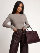Bluzka SOFT BASIC w kolorze taupe — ujęcie z przodu, dekolt w łódkę, dopasowany krój i długie rękawy.
