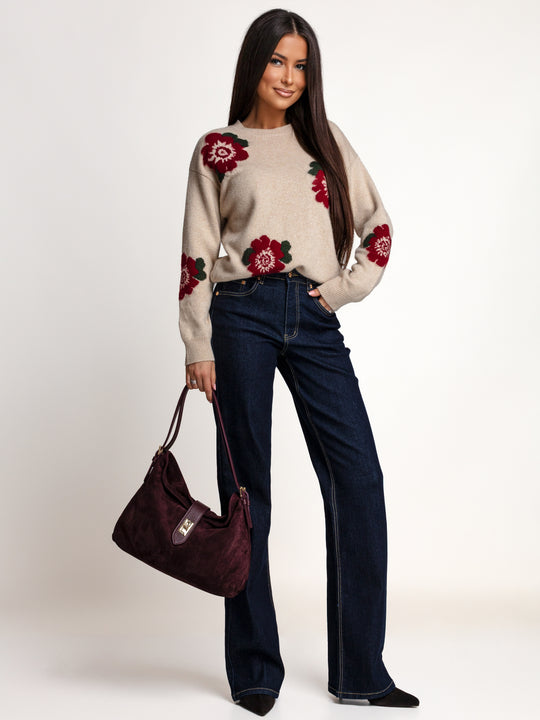 Beżowy sweter w burgundowe kwiaty OH HONEY WINTER ROSE — cała sylwetka z przodu, swobodny fason i opuszczone ramiona.