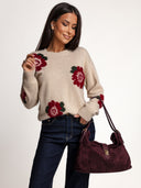 Beżowy sweter OH HONEY WINTER ROSE z wełną merino i kaszmirem — widok z przodu, burgundowe kwiaty i prążkowane wykończenia.
