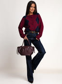 Sweter POPPIE bordowy w granatowe romby w stylizacji z jeansami i bordową torebką