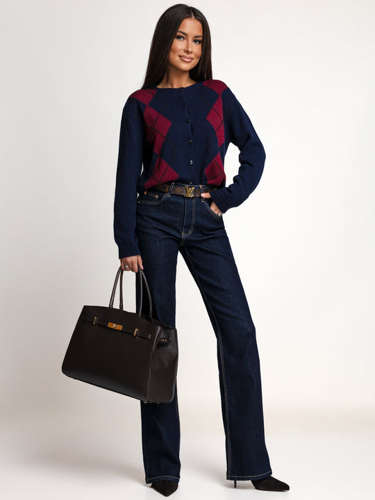 Sweter POPPIE granatowy z bordowymi rombami w stylizacji z jeansami – cała sylwetka z przodu