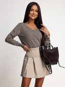 Sweter OH HONEY PURE ze 100% wełny merino w kolorze taupe – dekolt w serek i prążkowane mankiety, widok z przodu.