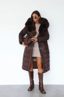 Długa Kurtka Pikowana z Futerkiem Czekoladowa TAMMY