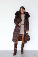 Długa Kurtka Pikowana z Futerkiem Czekoladowa TAMMY