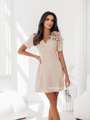 Elegancka sukienka mini z różą Beżowa MARISA
