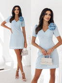 Elegancka sukienka mini z różą Błękitna MARISA 