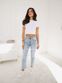 Spodnie Jeansowe Mom Fit z haftem kwiatowym Jasnoniebieskie DAISY CHARM