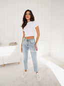 Spodnie Jeansowe Mom Fit z haftem kwiatowym Jasnoniebieskie DAISY CHARM