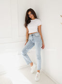 Spodnie Jeansowe Mom Fit z haftem kwiatowym Jasnoniebieskie DAISY CHARM