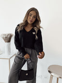 Sweter z dekoltem w serek z serduszkiem Czarny CUTE 
