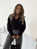 Sweter z dekoltem w serek z serduszkiem Czarny CUTE 
